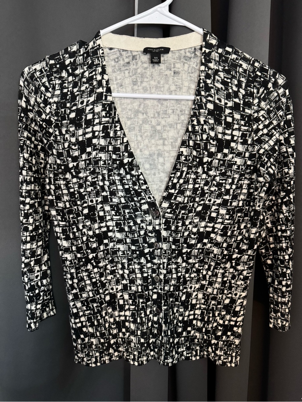 Ann Taylor Black & White Printed V-Neck Cardigan